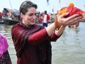 Priyanka takes holy dip at Sangam on 'Mauni Amavasya' - Hindi News | Priyanka takes holy dip at Sangam on 'Mauni Amavasya' | Latest politics News at Lokmattimes.com