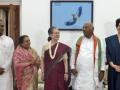 Sonia visits Kharge, congratulates him on winning Cong prez poll - Hindi News | Sonia visits Kharge, congratulates him on winning Cong prez poll | Latest national News at Lokmattimes.com