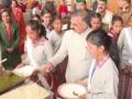Himachal CM plays host to 69 destitute students - Hindi News | Himachal CM plays host to 69 destitute students | Latest politics News at Lokmattimes.com