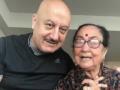 Anupam Kher grooves with his mother Dulari in new video - Hindi News | Anupam Kher grooves with his mother Dulari in new video | Latest entertainment News at Lokmattimes.com