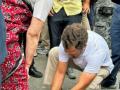 Rahul ties mother Sonia's shoelace during Bharat Jodo Yatra, video goes viral - Hindi News | Rahul ties mother Sonia's shoelace during Bharat Jodo Yatra, video goes viral | Latest national News at Lokmattimes.com
