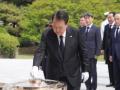 S.Korean President visits National Cemetery to mark 1st year in office - Hindi News | S.Korean President visits National Cemetery to mark 1st year in office | Latest politics News at Lokmattimes.com