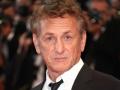 Sean Penn gives Ukrainian President his Oscar in a 'symbolic' gesture - Hindi News | Sean Penn gives Ukrainian President his Oscar in a 'symbolic' gesture | Latest entertainment News at Lokmattimes.com