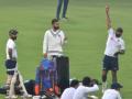 D/N Test: Kohli takes charge, faces Shami during twilight - Hindi News | D/N Test: Kohli takes charge, faces Shami during twilight | Latest cricket News at Lokmattimes.com