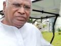 Kharge pays tributes to Pulwama heroes - Hindi News | Kharge pays tributes to Pulwama heroes | Latest politics News at Lokmattimes.com