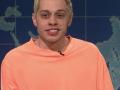 Pete Davidson shows support to striking writers by delivering pizza to them - Hindi News | Pete Davidson shows support to striking writers by delivering pizza to them | Latest entertainment News at Lokmattimes.com