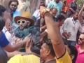 Ranveer Singh carries child to protect him from crowd during film promotion - Hindi News | Ranveer Singh carries child to protect him from crowd during film promotion | Latest entertainment News at Lokmattimes.com