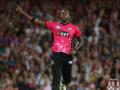 Carlos Brathwaite goes for a duck, has car stole as fans express sympathy - Hindi News | Carlos Brathwaite goes for a duck, has car stole as fans express sympathy | Latest cricket News at Lokmattimes.com