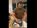 COVID-19 effect: Salman Khan sketches and hums 'Kaho Na Pyaar Hai' - Hindi News | COVID-19 effect: Salman Khan sketches and hums 'Kaho Na Pyaar Hai' | Latest entertainment News at Lokmattimes.com