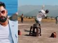 Vicky has a field day playing 'jugaad cricket' after early pack-up - Hindi News | Vicky has a field day playing 'jugaad cricket' after early pack-up | Latest entertainment News at Lokmattimes.com