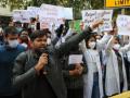 Agitating doctors protest in Delhi, hold meeting with Health Minister - Hindi News | Agitating doctors protest in Delhi, hold meeting with Health Minister | Latest health News at Lokmattimes.com