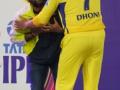 When legends meet: Arijit Singh touches Dhoni's feet at IPL opening ceremony - Hindi News | When legends meet: Arijit Singh touches Dhoni's feet at IPL opening ceremony | Latest entertainment News at Lokmattimes.com