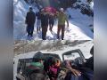 J-K: After distress call, cops save elderly patient's life from snowbound Kupwara village - Hindi News | J-K: After distress call, cops save elderly patient's life from snowbound Kupwara village | Latest national News at Lokmattimes.com