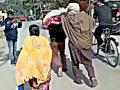 Man carrying mother's body on shoulder in Bengal's Jalpaiguri shocks people - Hindi News | Man carrying mother's body on shoulder in Bengal's Jalpaiguri shocks people | Latest politics News at Lokmattimes.com