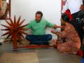Salman tries his hand at 'charkha' in Sabarmati Ashram - Hindi News | Salman tries his hand at 'charkha' in Sabarmati Ashram | Latest entertainment News at Lokmattimes.com