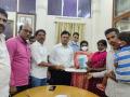 Bengaluru civic body hands over Rs 8 lakh compensation to family of teen killed in road accident - Hindi News | Bengaluru civic body hands over Rs 8 lakh compensation to family of teen killed in road accident | Latest national News at Lokmattimes.com