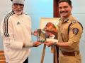Big B unveils Mumbai Joint Commissioner book on 26/11 attacks - Hindi News | Big B unveils Mumbai Joint Commissioner book on 26/11 attacks | Latest entertainment News at Lokmattimes.com