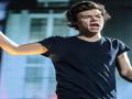 Harry Styles hit in the face again while on stage, no flowers this time - Hindi News | Harry Styles hit in the face again while on stage, no flowers this time | Latest international News at Lokmattimes.com