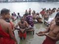 Covid norms go for toss as thousands gather for 'tarpan' at Kolkata ghats - Hindi News | Covid norms go for toss as thousands gather for 'tarpan' at Kolkata ghats | Latest national News at Lokmattimes.com