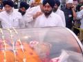 Mourners line roads as Badal's coffin makes final journey; cremation on Thursday - Hindi News | Mourners line roads as Badal's coffin makes final journey; cremation on Thursday | Latest politics News at Lokmattimes.com