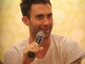 Adam Levine addresses fan grabbing him during Maroon 5 performance - Hindi News | Adam Levine addresses fan grabbing him during Maroon 5 performance | Latest entertainment News at Lokmattimes.com