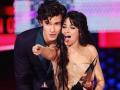 Shawn Mendes, Camila Cabello chill on a swing - Hindi News | Shawn Mendes, Camila Cabello chill on a swing | Latest entertainment News at Lokmattimes.com