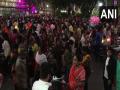 Crowd throngs Indore's Rajwada market, violates Covid protocols - Hindi News | Crowd throngs Indore's Rajwada market, violates Covid protocols | Latest national News at Lokmattimes.com