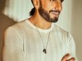 Ranveer Singh accused of driving luxury car with expired registration - Hindi News | Ranveer Singh accused of driving luxury car with expired registration | Latest entertainment News at Lokmattimes.com