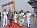 President witnesses naval ops demo, visits IAC Vikrant at Kochi - Hindi News | President witnesses naval ops demo, visits IAC Vikrant at Kochi | Latest politics News at Lokmattimes.com