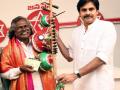 Pawan Kalyan honours folk artiste Mogulaiah of 'Bheemla Nayak' title song fame - Hindi News | Pawan Kalyan honours folk artiste Mogulaiah of 'Bheemla Nayak' title song fame | Latest entertainment News at Lokmattimes.com