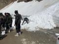 8 injured after snow slide hits vehicle in J&K's Kupwara - Hindi News | 8 injured after snow slide hits vehicle in J&K's Kupwara | Latest national News at Lokmattimes.com