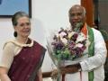 Sonia congratulates Kharge on winning Cong prez polls - Hindi News | Sonia congratulates Kharge on winning Cong prez polls | Latest national News at Lokmattimes.com