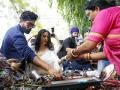 Vicky Kaushal, Sara Ali Khan go jhumka shopping in Delhi's Janpath market - Hindi News | Vicky Kaushal, Sara Ali Khan go jhumka shopping in Delhi's Janpath market | Latest entertainment News at Lokmattimes.com