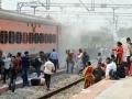 Smoke on Duronto Express in Andhra triggers panic - Hindi News | Smoke on Duronto Express in Andhra triggers panic | Latest national News at Lokmattimes.com