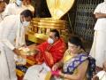 Sri Lankan PM, wife offer prayers at Tirumala temple - Hindi News | Sri Lankan PM, wife offer prayers at Tirumala temple | Latest politics News at Lokmattimes.com