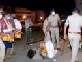 Bengaluru police distribute blankets to pavement dwellers - Hindi News | Bengaluru police distribute blankets to pavement dwellers | Latest international News at Lokmattimes.com