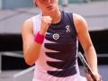Madrid Open: Swiatek downs Pera to reach fourth round, Chinese duo out of women's doubles - Hindi News | Madrid Open: Swiatek downs Pera to reach fourth round, Chinese duo out of women's doubles | Latest tennis News at Lokmattimes.com
