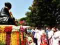 Telangana CM, Guv pay tributes to Mahatma Gandhi at Bapu Ghat - Hindi News | Telangana CM, Guv pay tributes to Mahatma Gandhi at Bapu Ghat | Latest politics News at Lokmattimes.com