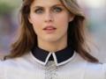 Alexandra Daddario goes skinny dipping, says 'Take a vacation from your problems' - Hindi News | Alexandra Daddario goes skinny dipping, says 'Take a vacation from your problems' | Latest entertainment News at Lokmattimes.com