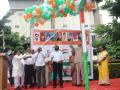 Chiranjeevi with mother hoists Tricolour - Hindi News | Chiranjeevi with mother hoists Tricolour | Latest politics News at Lokmattimes.com