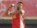 Cricketer Praveen Kumar has miraculous escape in car accident in UP - Hindi News | Cricketer Praveen Kumar has miraculous escape in car accident in UP | Latest other-sports News at Lokmattimes.com