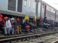 Protesters sit on rail tracks in Punjab, Haryana; commuters hit - Hindi News | Protesters sit on rail tracks in Punjab, Haryana; commuters hit | Latest politics News at Lokmattimes.com