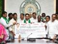 Andhra CM releases Rs 2,190 cr to farmers as financial assistance - Hindi News | Andhra CM releases Rs 2,190 cr to farmers as financial assistance | Latest politics News at Lokmattimes.com