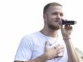 Imagine Dragons frontman Dan Reynolds goes shirtless at Lollapaloza - Hindi News | Imagine Dragons frontman Dan Reynolds goes shirtless at Lollapaloza | Latest entertainment News at Lokmattimes.com