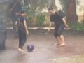 Kicker: Aamir enjoys playing football with son Azad in the rain - Hindi News | Kicker: Aamir enjoys playing football with son Azad in the rain | Latest entertainment News at Lokmattimes.com