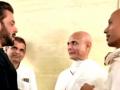 Salman Khan meets Jain monk as he accomplishes 180-day fast - Hindi News | Salman Khan meets Jain monk as he accomplishes 180-day fast | Latest entertainment News at Lokmattimes.com