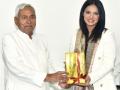 Bihar CM Nitish Kumar fetes Neetu Chandra for Hollywood role - Hindi News | Bihar CM Nitish Kumar fetes Neetu Chandra for Hollywood role | Latest entertainment News at Lokmattimes.com