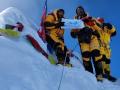 Doctor couple from Gujarat scales Mount Everest - Hindi News | Doctor couple from Gujarat scales Mount Everest | Latest national News at Lokmattimes.com