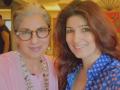 'A certain someone' photobombs Twinkle's selfie with mom Dimple - Hindi News | 'A certain someone' photobombs Twinkle's selfie with mom Dimple | Latest lifestyle News at Lokmattimes.com