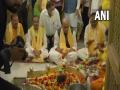 Rajnath Singh offers prayers at Hanuman temple in Lucknow - Hindi News | Rajnath Singh offers prayers at Hanuman temple in Lucknow | Latest politics News at Lokmattimes.com